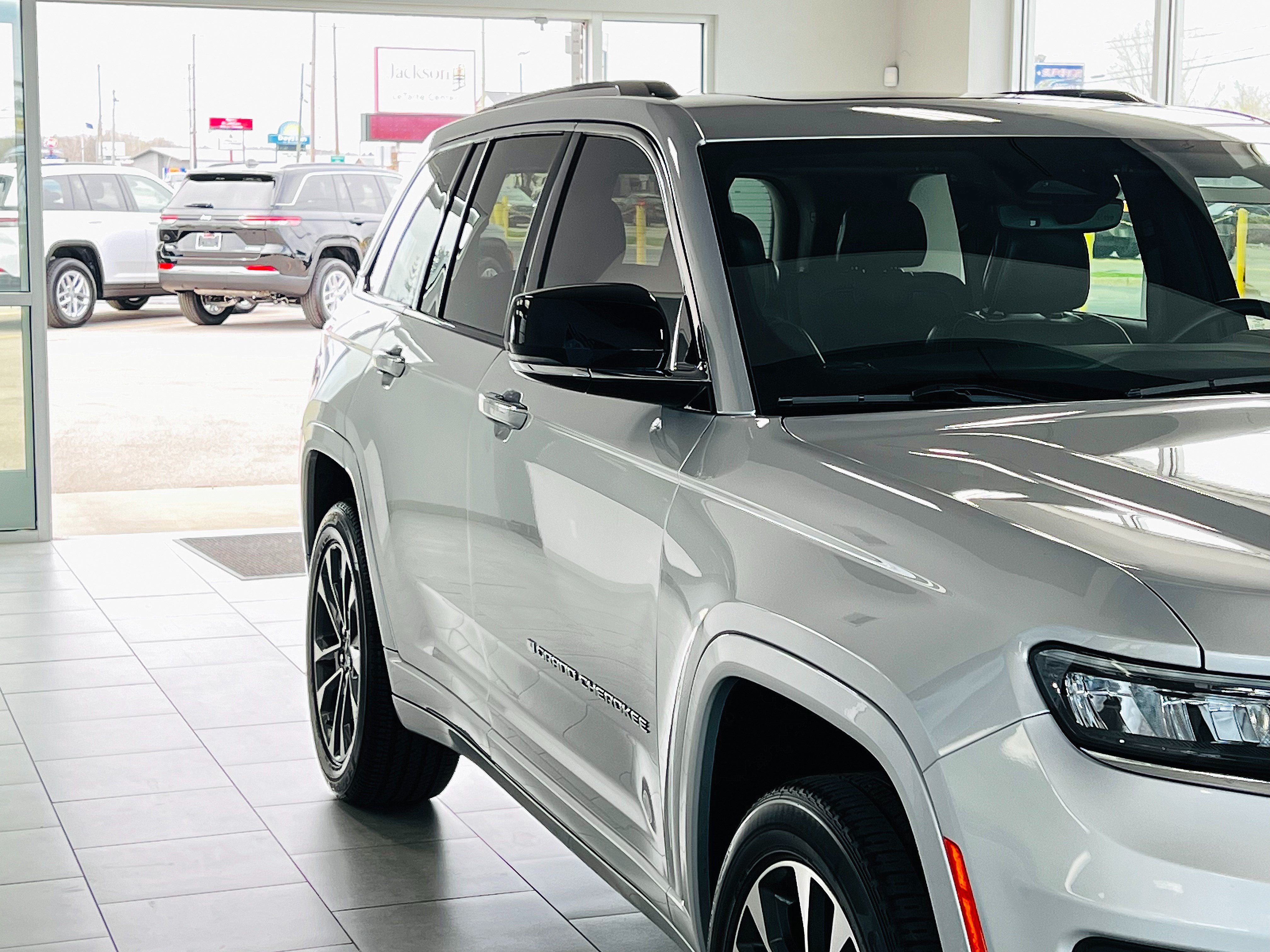 Used 2022 Jeep Grand Cherokee Overland AWD/4WD image 5