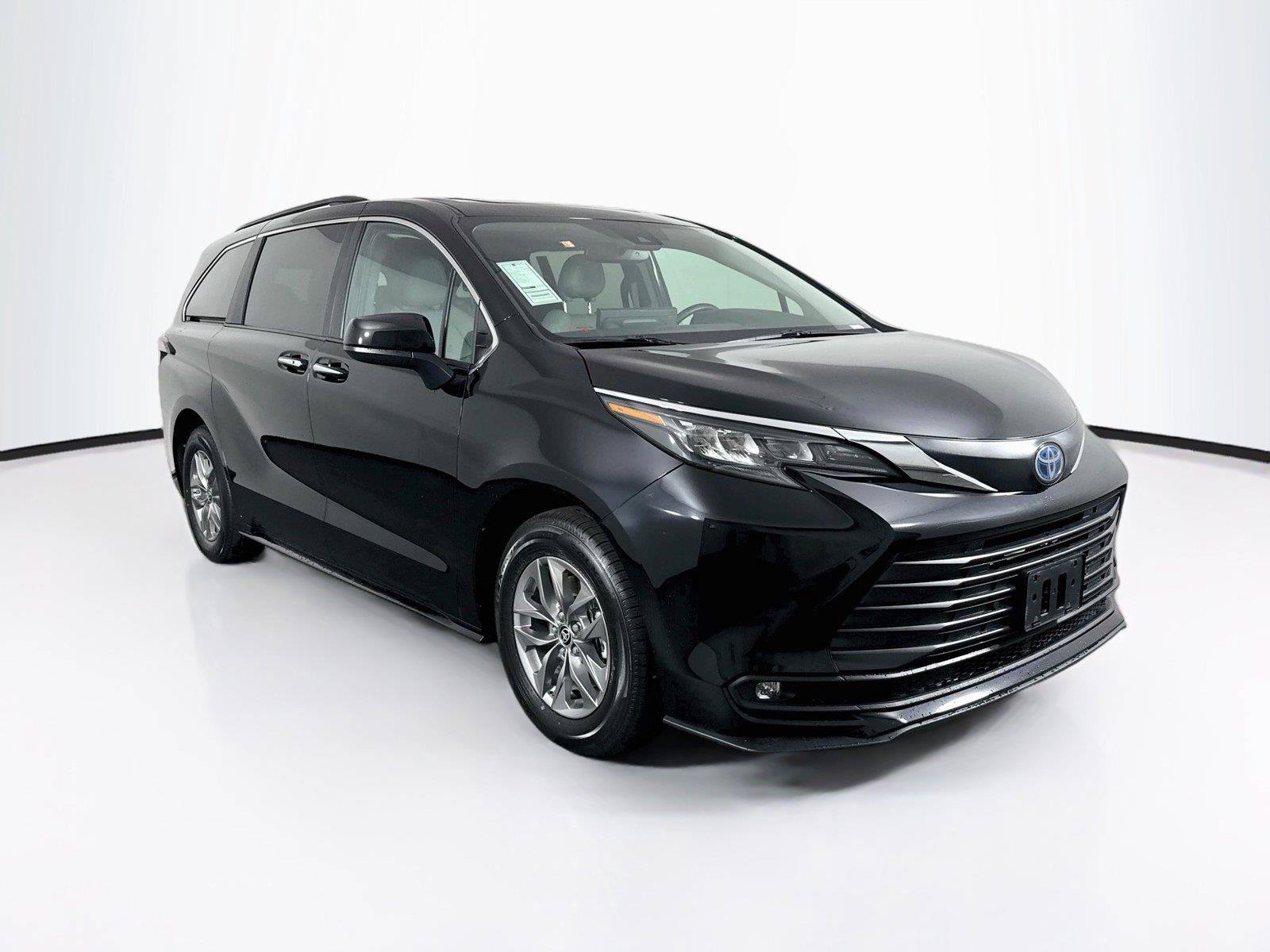 Certified 2025 Toyota Sienna XLE FWD image 10