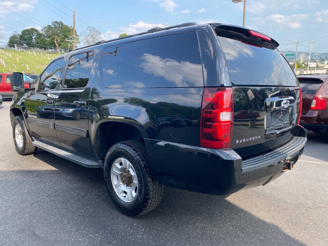 Used 2011 Chevrolet Suburban 2500 LS w/ Skid Plate Package AWD/4WD image 5