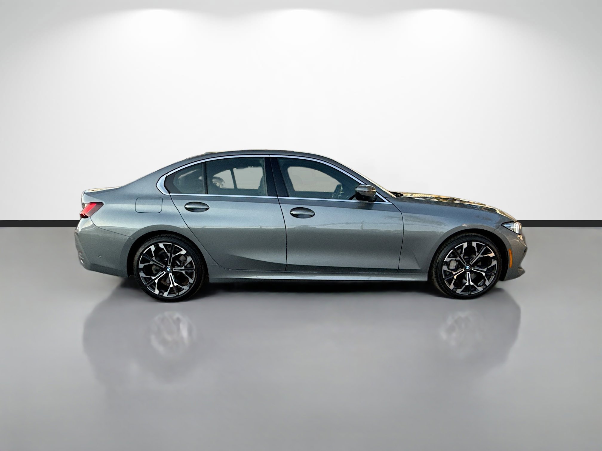 Used 2025 BMW 330i Sedan image 2