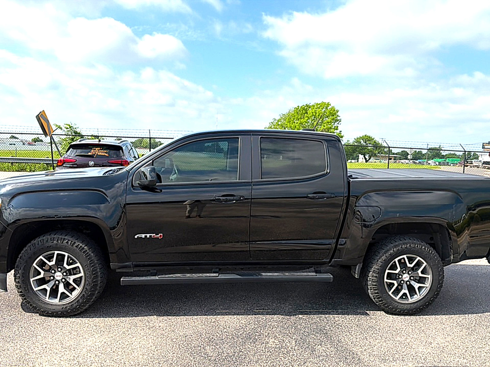 Used 2022 GMC Canyon AT4 w/ Trailering Package AWD/4WD image 4