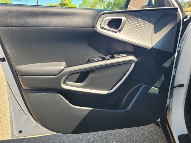 Used 2025 Kia Soul LX w/ LX Technology Package image 16