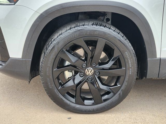 Used 2023 Volkswagen Taos SE w/ Panoramic Sunroof Package image 18
