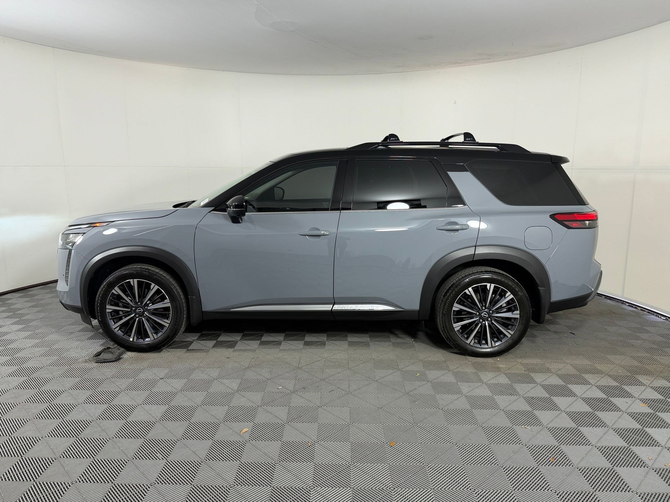 Used 2026 Nissan Pathfinder Platinum w/ Cargo Package AWD/4WD image 2