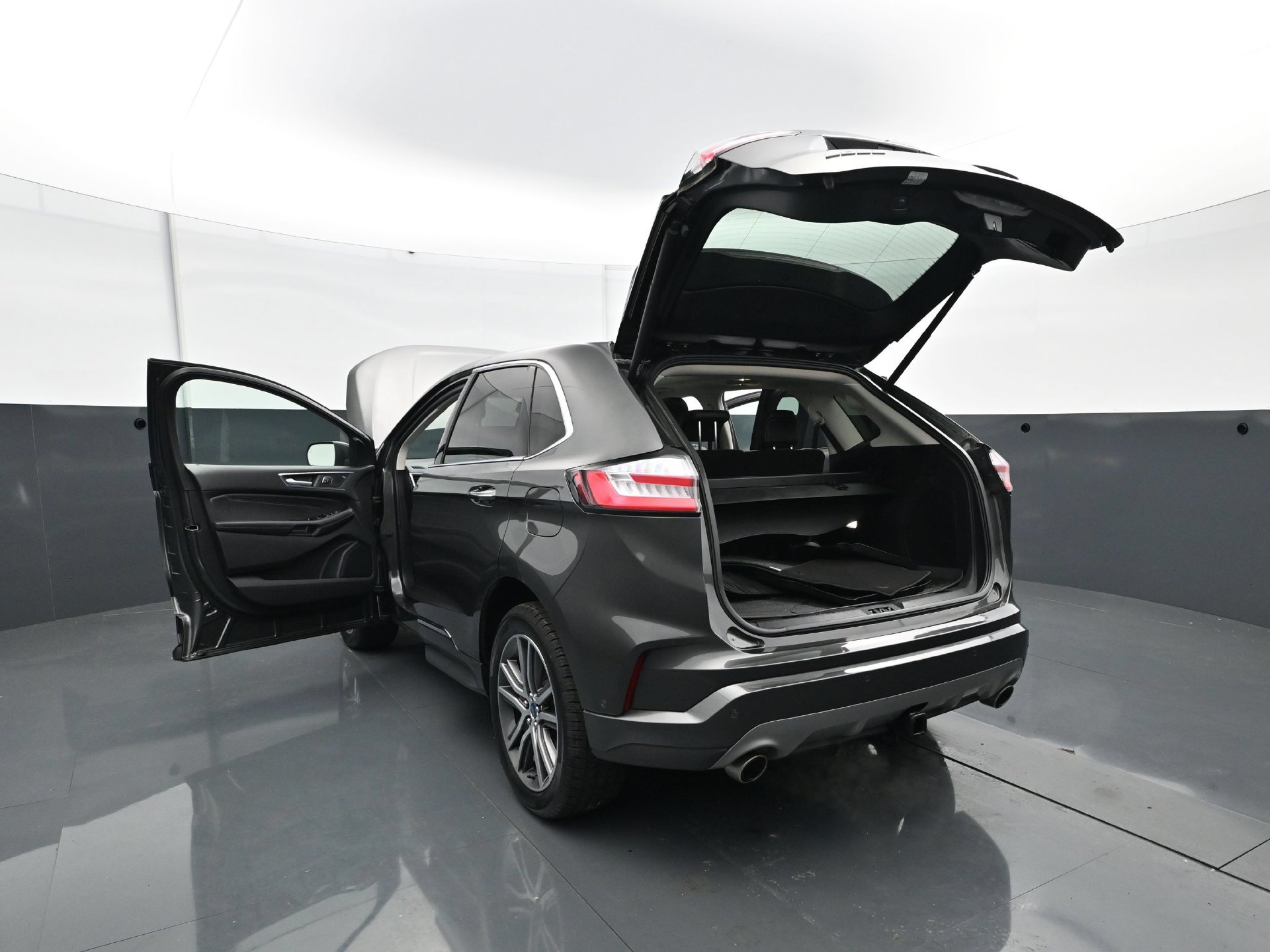 Used 2019 Ford Edge Titanium w/ Equipment Group 301A AWD/4WD image 31