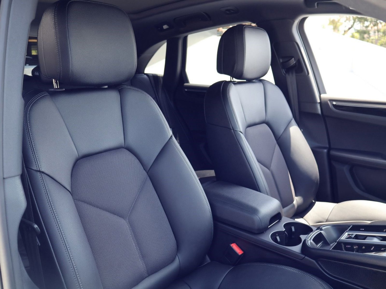 Certified 2024 Porsche Macan AWD/4WD image 24