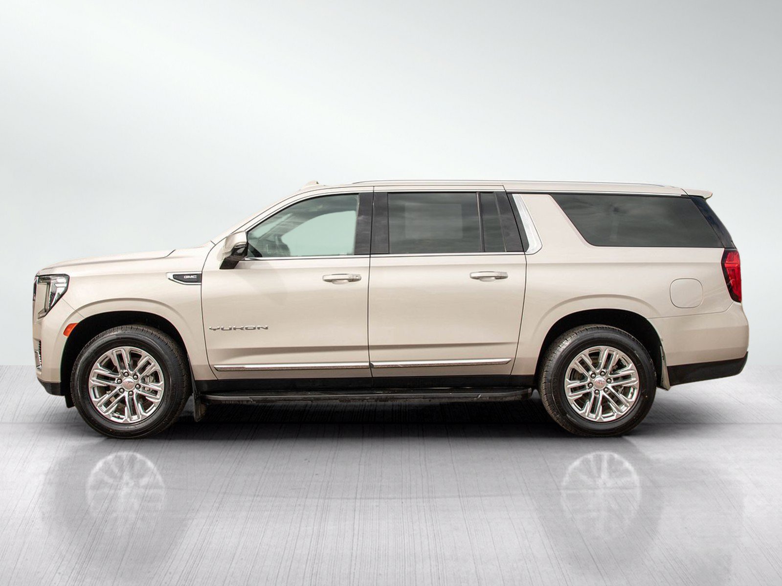 Used 2023 GMC Yukon XL SLT w/ SLT Premium Package AWD/4WD image 2