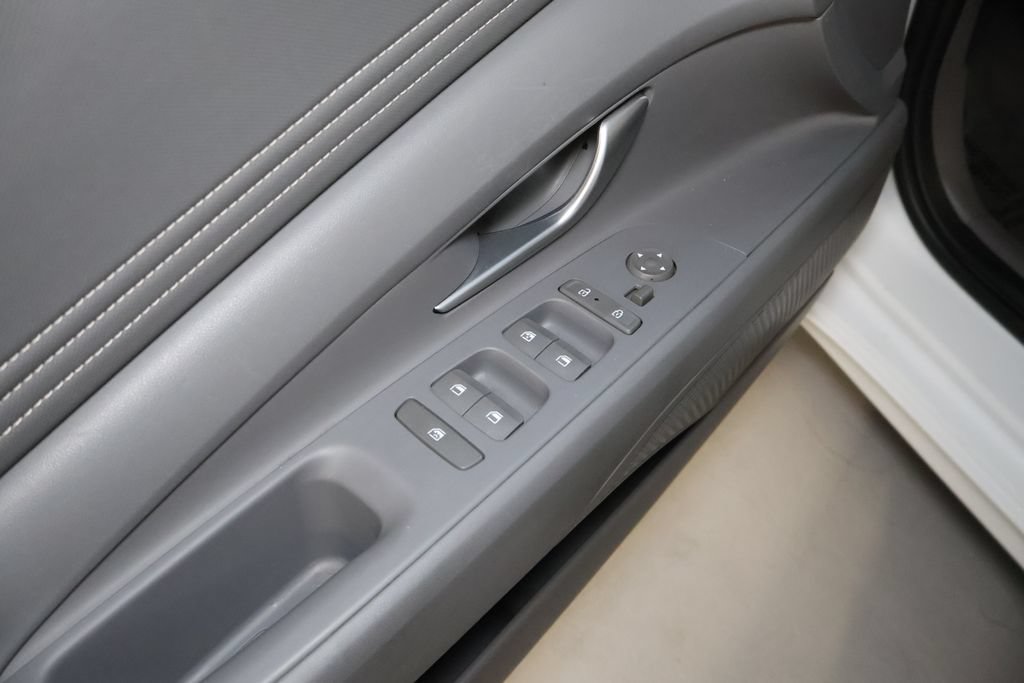 Used 2025 Hyundai Elantra SEL FWD image 12
