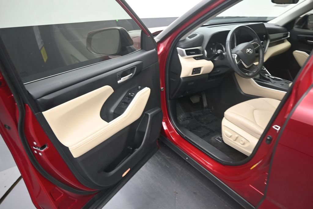 Used 2023 Toyota Highlander XLE FWD image 10