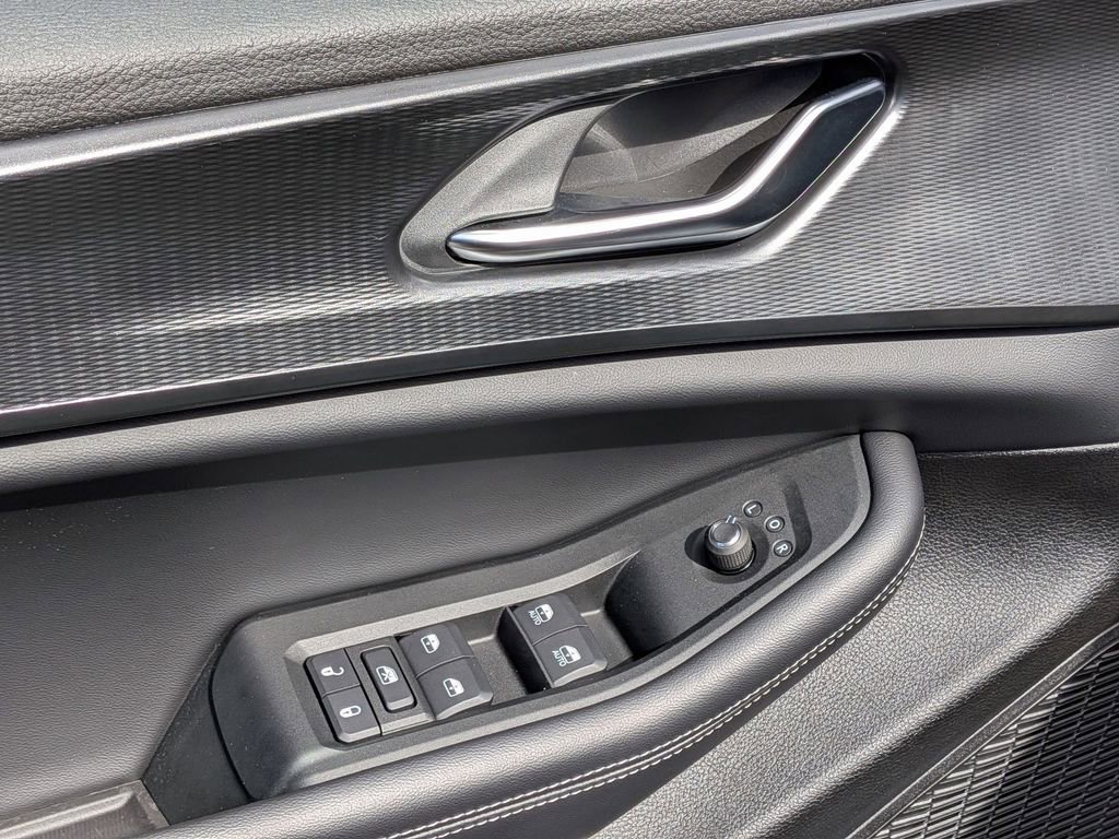 Used 2025 Jeep Grand Cherokee Altitude image 11