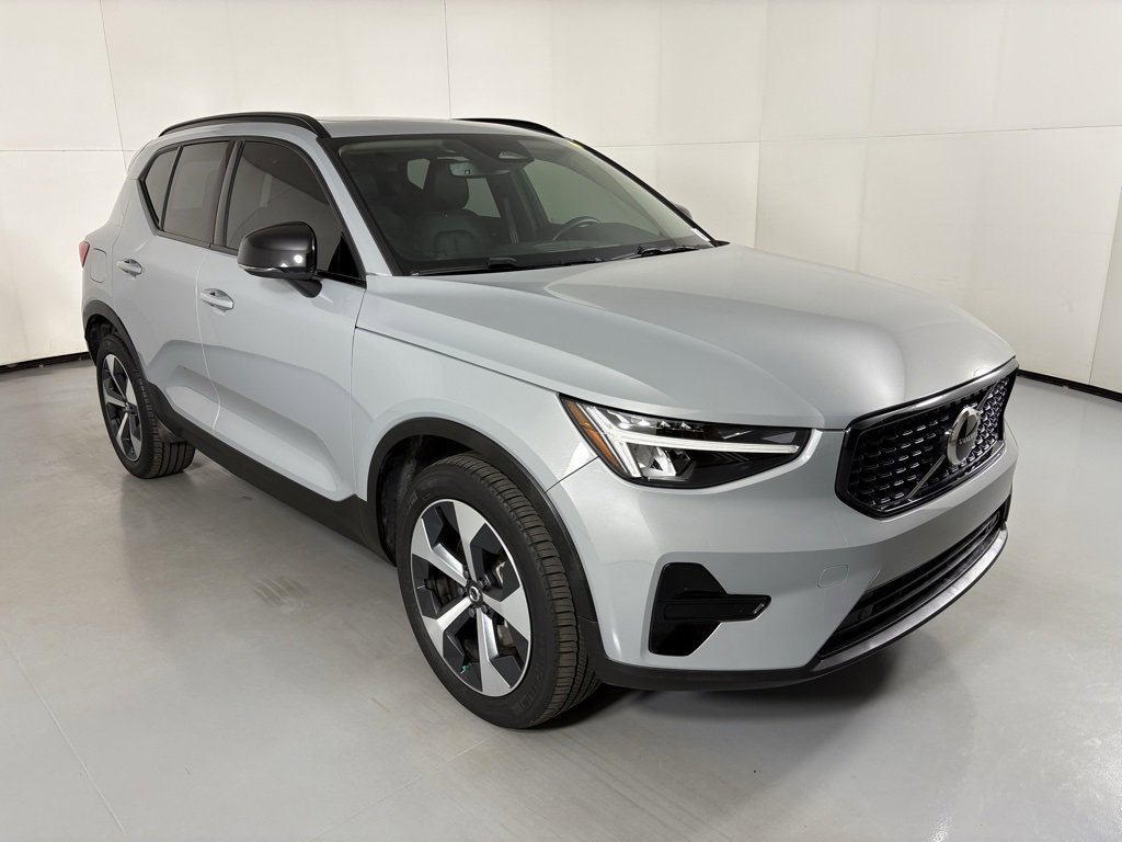 Used 2024 Volvo XC40 B5 Core image 2
