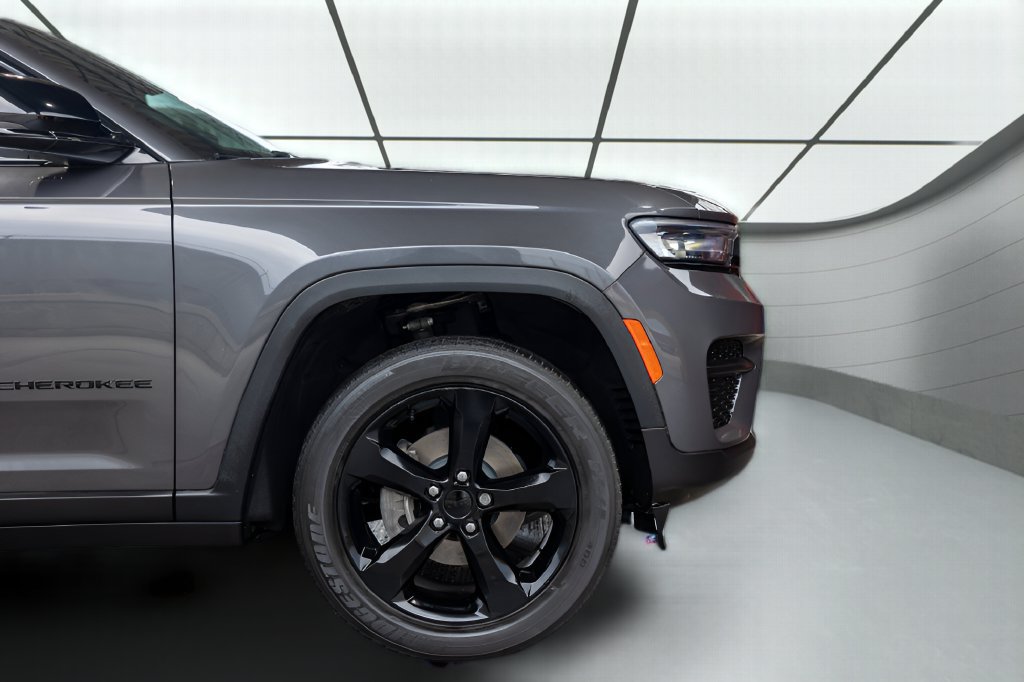 Used 2023 Jeep Grand Cherokee Altitude AWD/4WD image 10