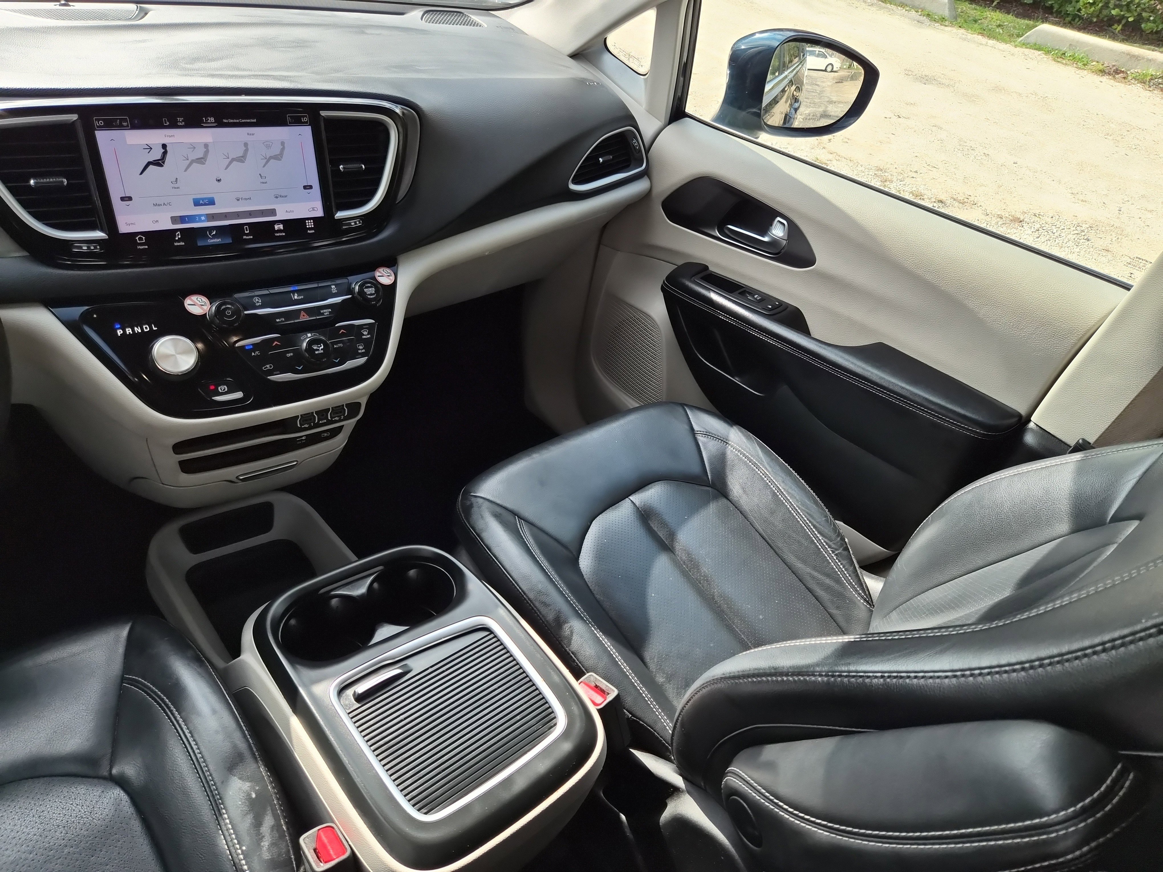 Used 2022 Chrysler Pacifica Touring-L image 13