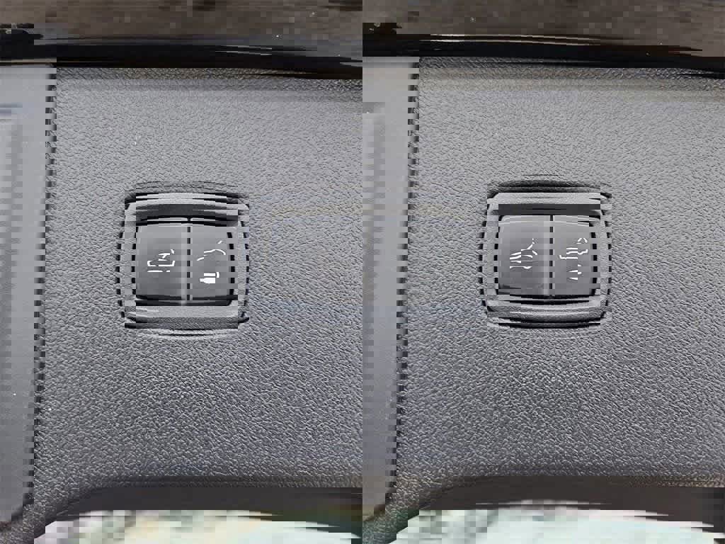 Used 2025 Porsche Cayenne S image 28