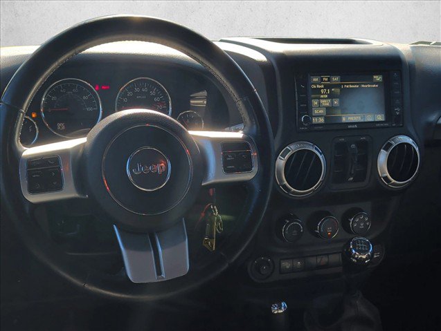 Used 2015 Jeep Wrangler Unlimited Rubicon AWD/4WD image 17