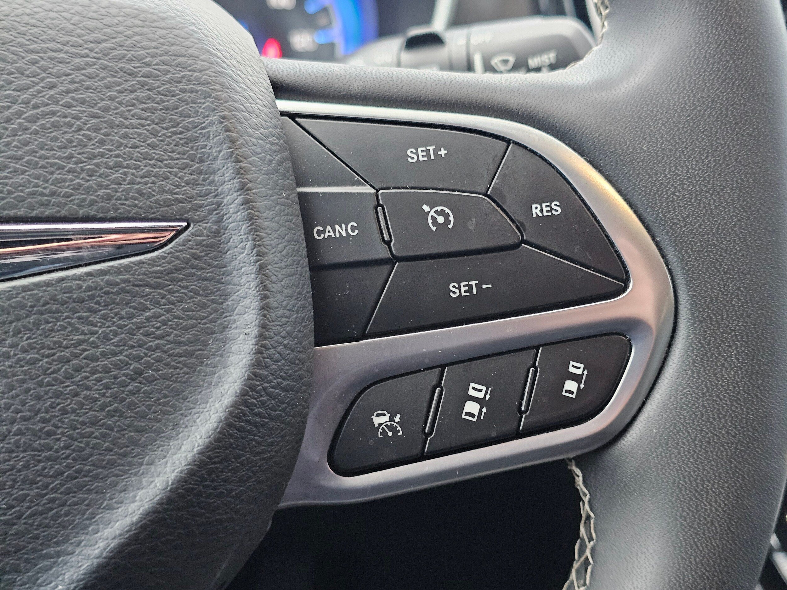 Used 2025 Chrysler Pacifica Select FWD image 26