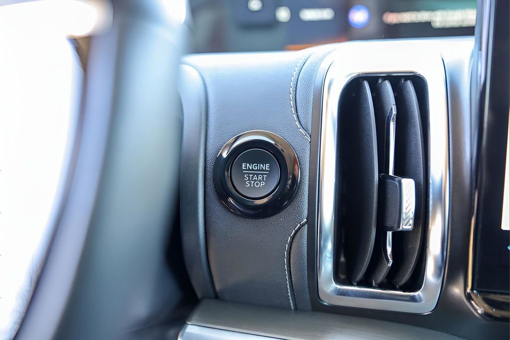 Used 2025 Ford Expedition Platinum image 19