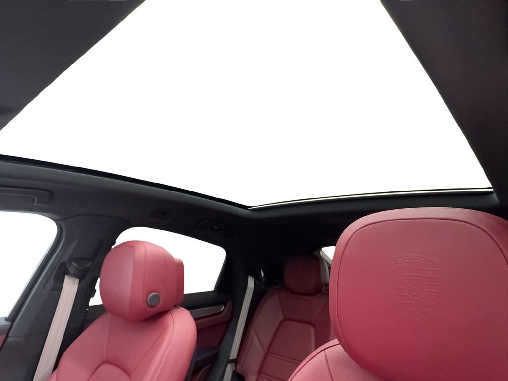 Used 2023 Porsche Cayenne Platinum Edition image 32