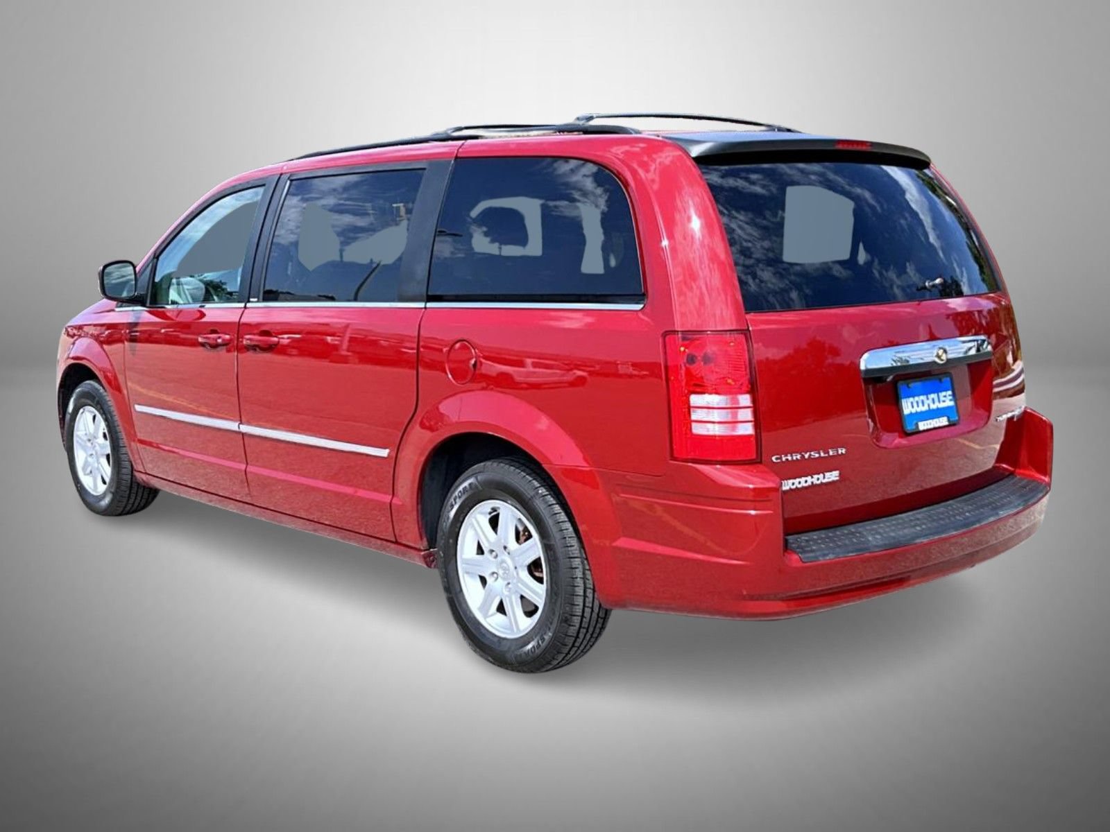 Used 2010 Chrysler Town & Country Touring w/ Entertainment Group #2 FWD image 7