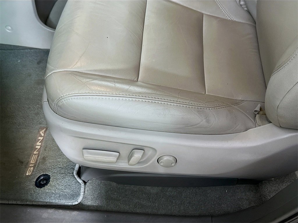 Used 2018 Toyota Sienna XLE image 9