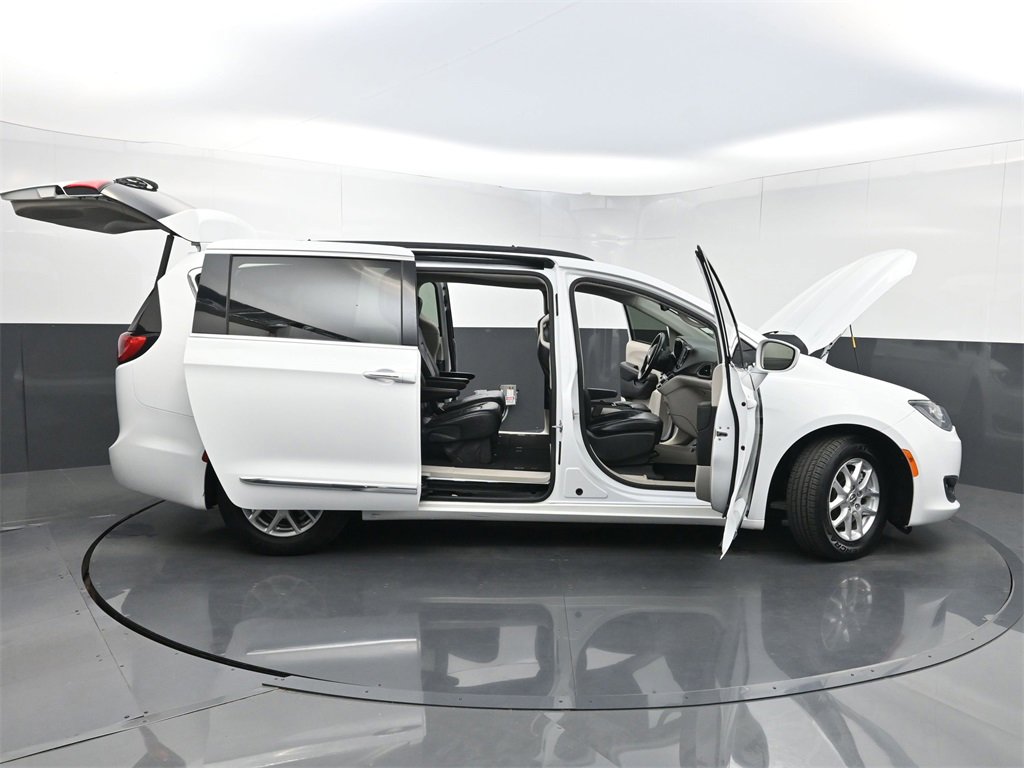 Used 2017 Chrysler Pacifica Touring-L image 32