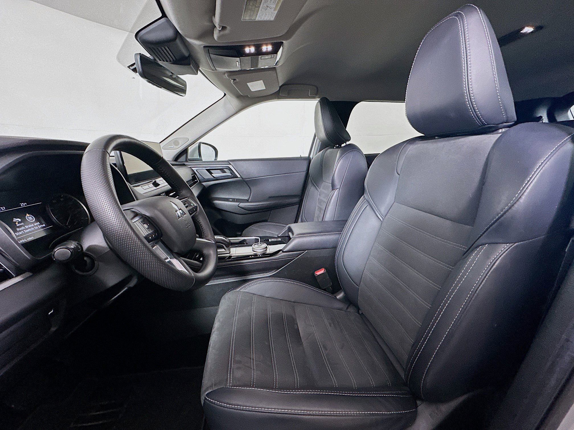 Used 2025 Mitsubishi Outlander SE image 13