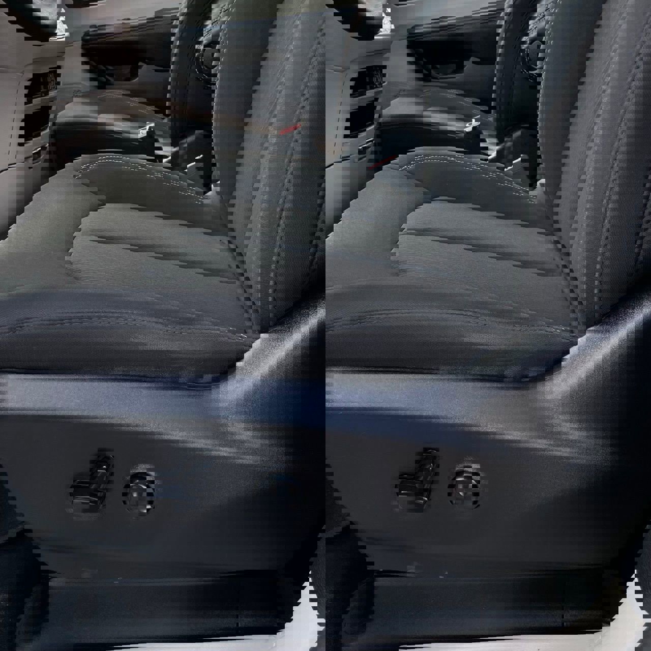 Used 2023 Chrysler Voyager LX image 21