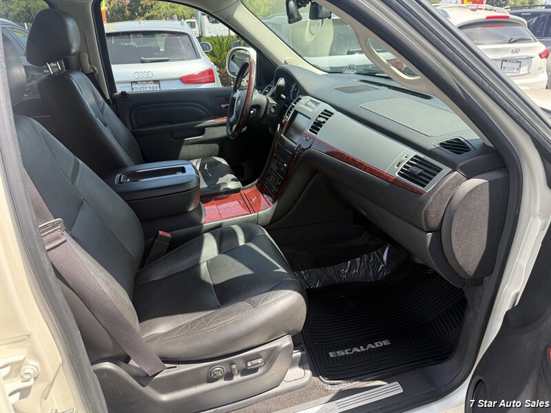 Used 2013 Cadillac Escalade Premium AWD/4WD image 15