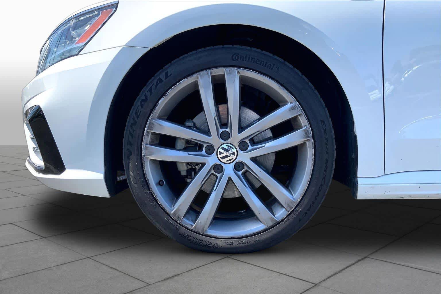 Used 2018 Volkswagen Passat 2.0T R-Line w/ R-Line Lighting Package FWD image 10