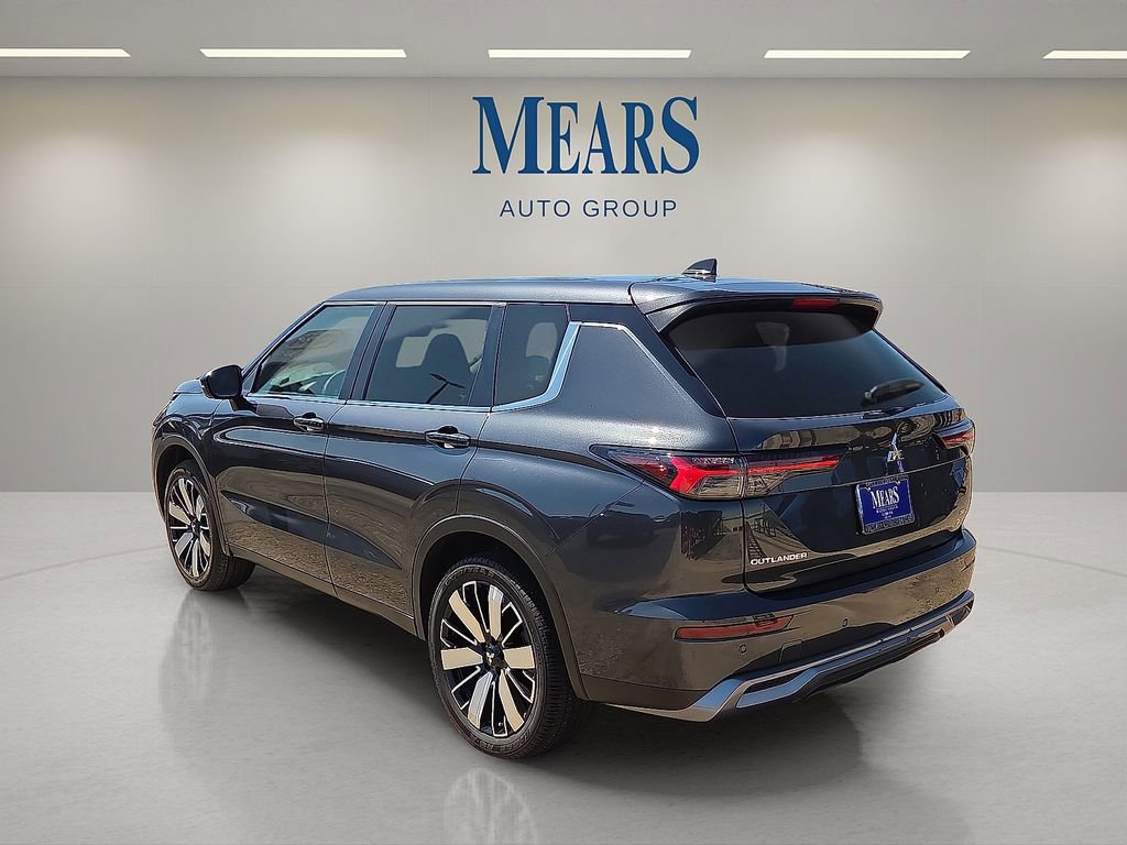 Used 2025 Mitsubishi Outlander SE image 3