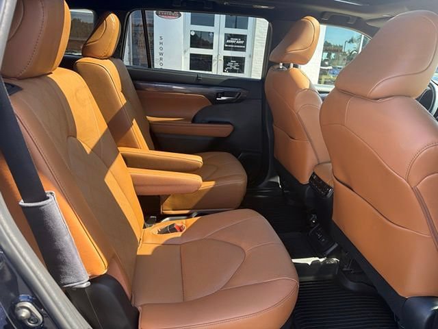 Used 2023 Toyota Highlander Platinum FWD image 8
