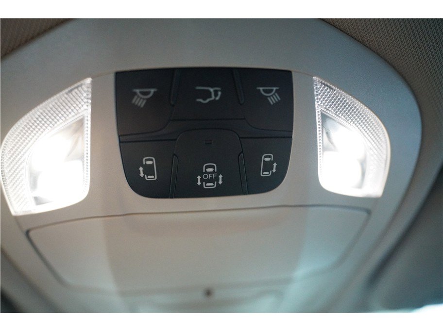 Used 2022 Chrysler Voyager LX image 27