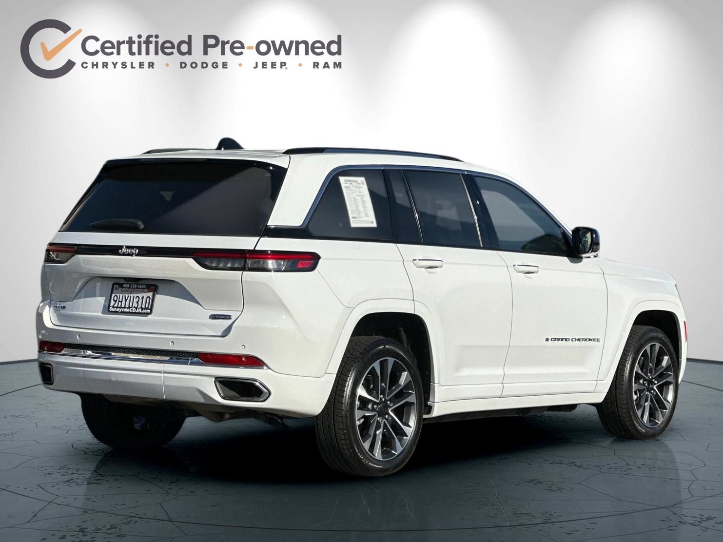 Used 2023 Jeep Grand Cherokee Overland AWD/4WD image 4