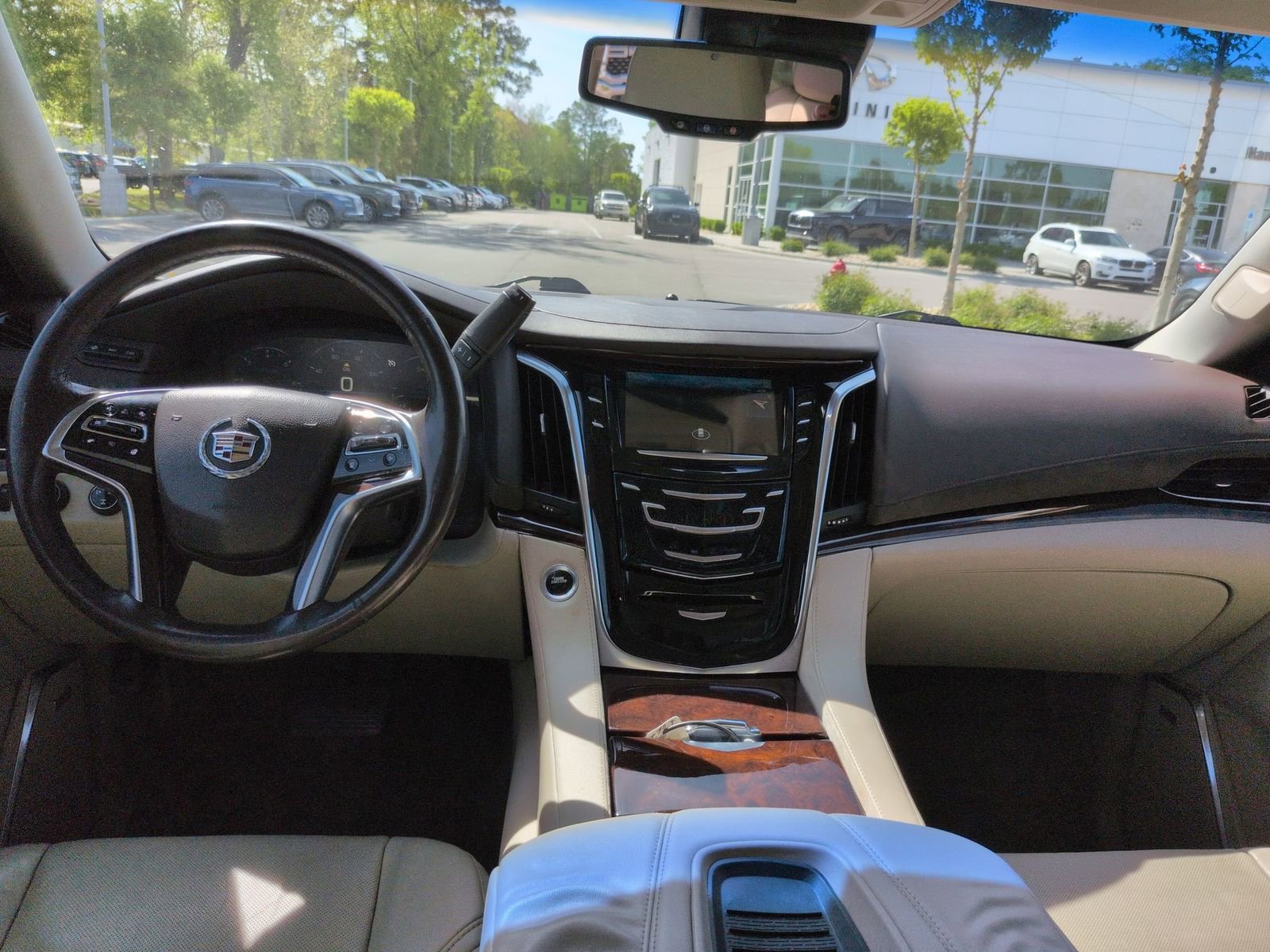 Used 2015 Cadillac Escalade Luxury image 31