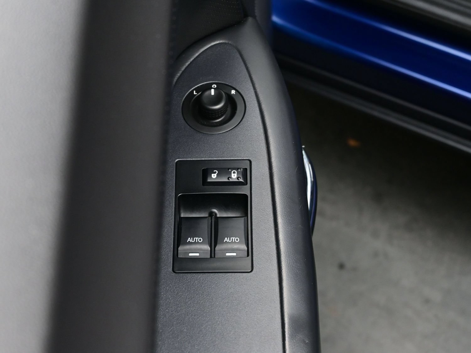 Used 2014 Dodge Challenger R/T RWD image 13