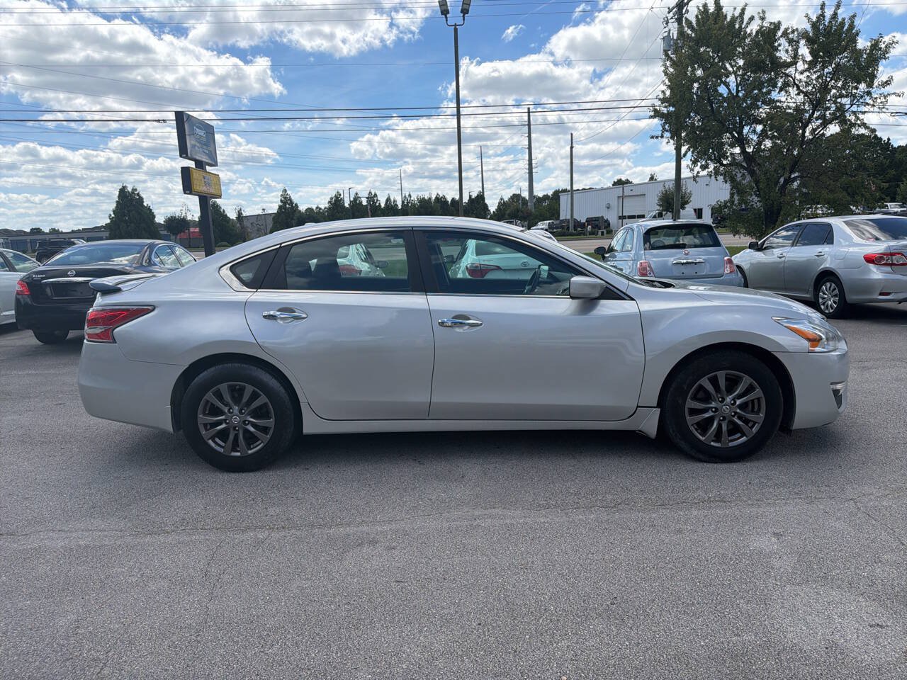 Used 2015 Nissan Altima 2.5 S w/ Special Edition Package FWD image 4