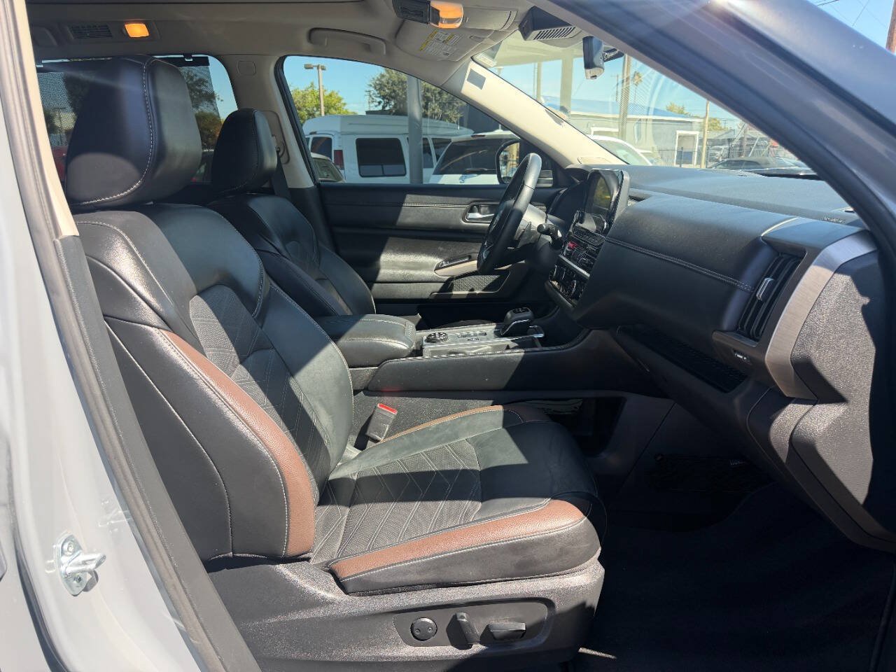 Used 2025 Nissan Pathfinder Platinum w/ Cargo Package AWD/4WD image 12