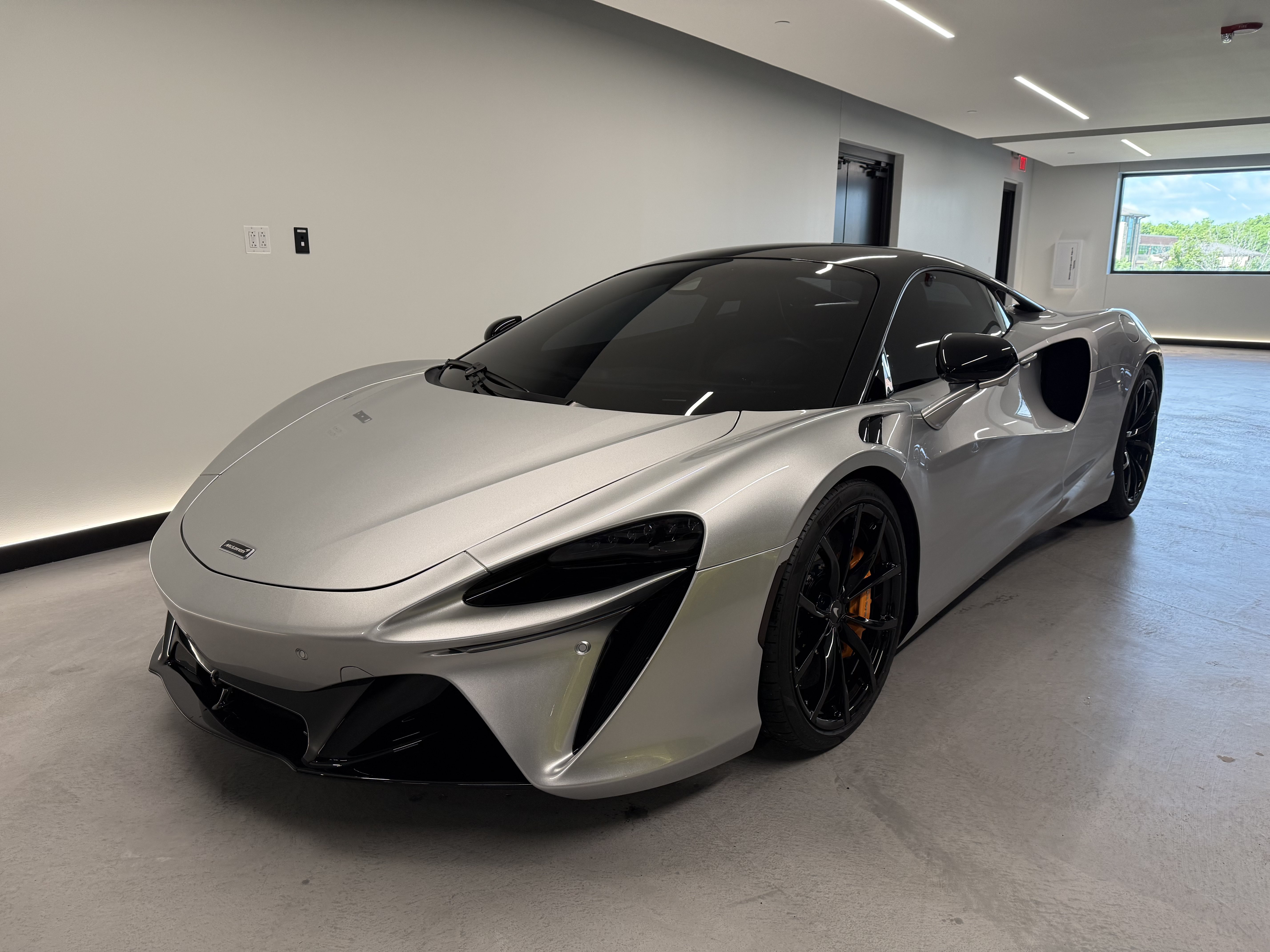 Used 2023 McLaren Artura RWD image 10