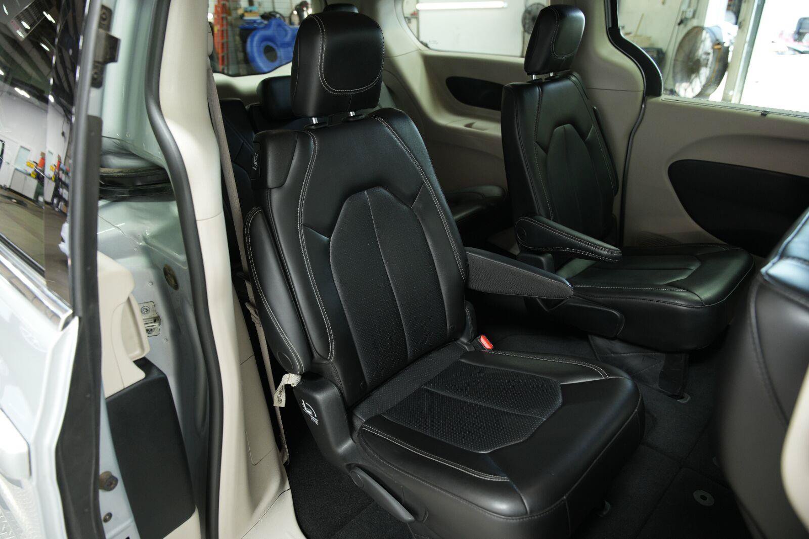 Used 2023 Chrysler Pacifica Touring-L FWD image 18