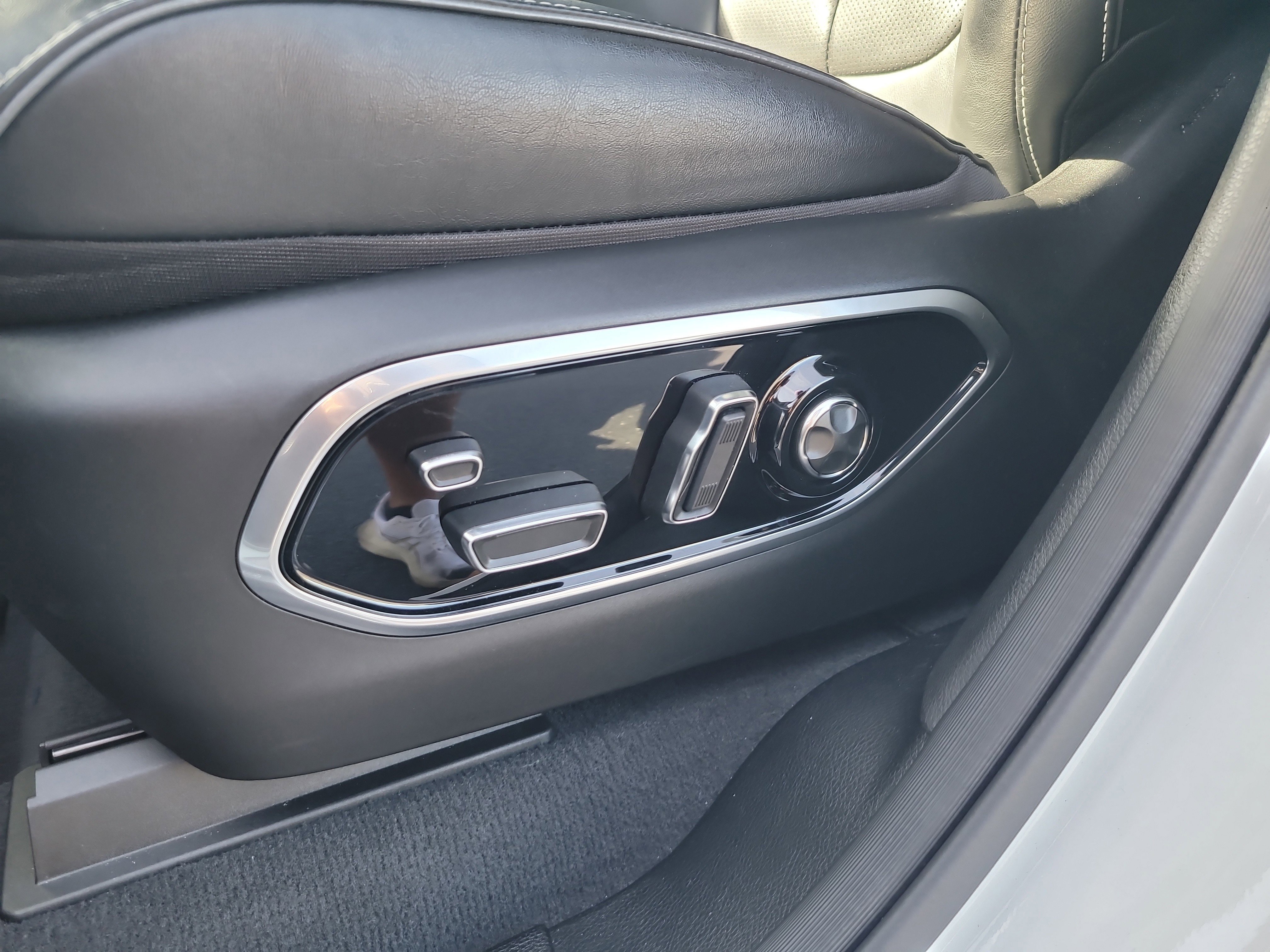 Used 2023 Jeep Grand Cherokee Overland w/ Luxury Tech Group IV image 19