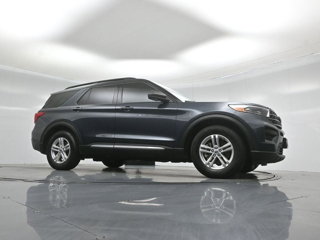 Certified 2024 Ford Explorer XLT image 3