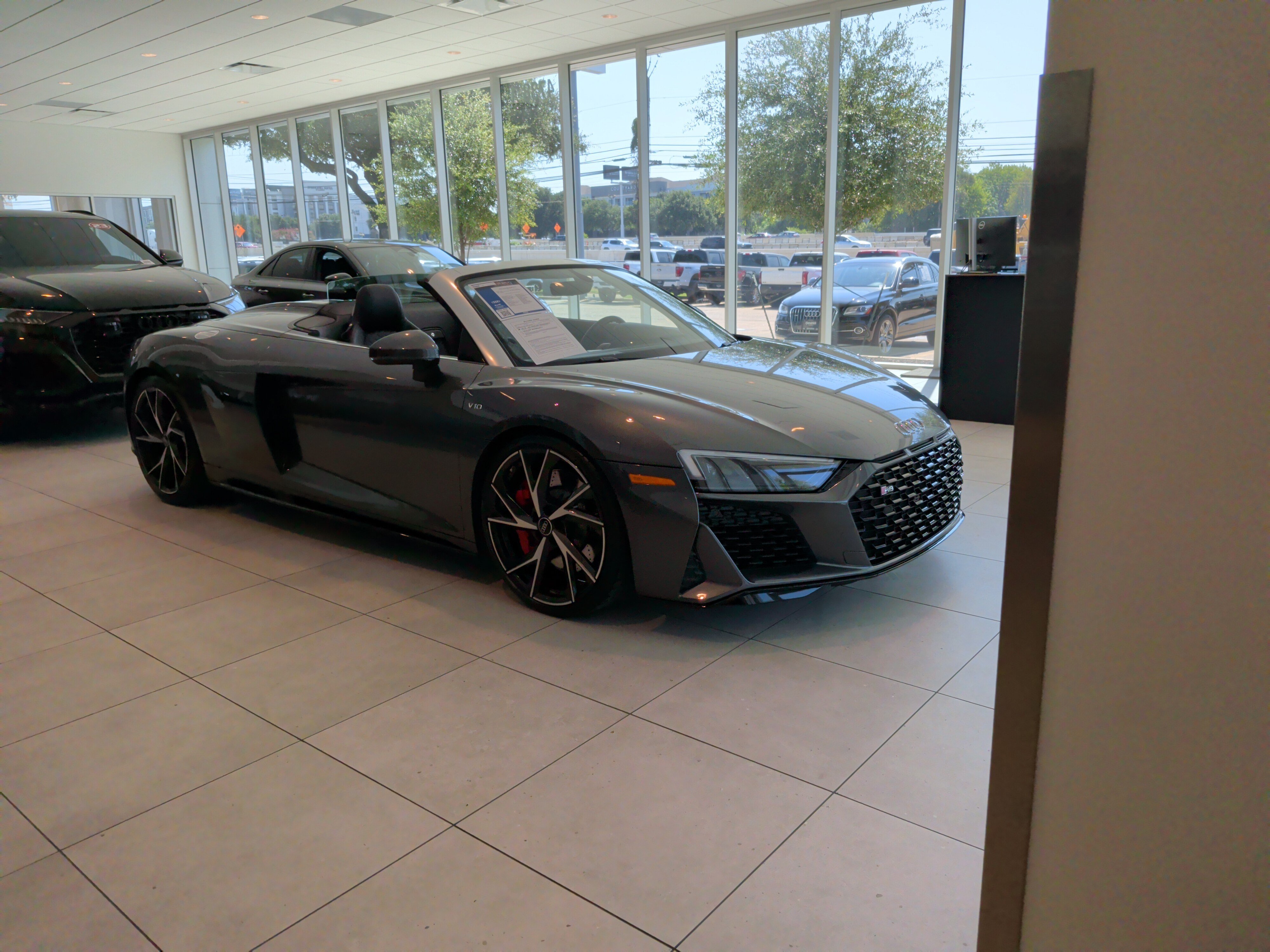 Used 2021 Audi R8 V10 w/ Premium Package RWD image 2