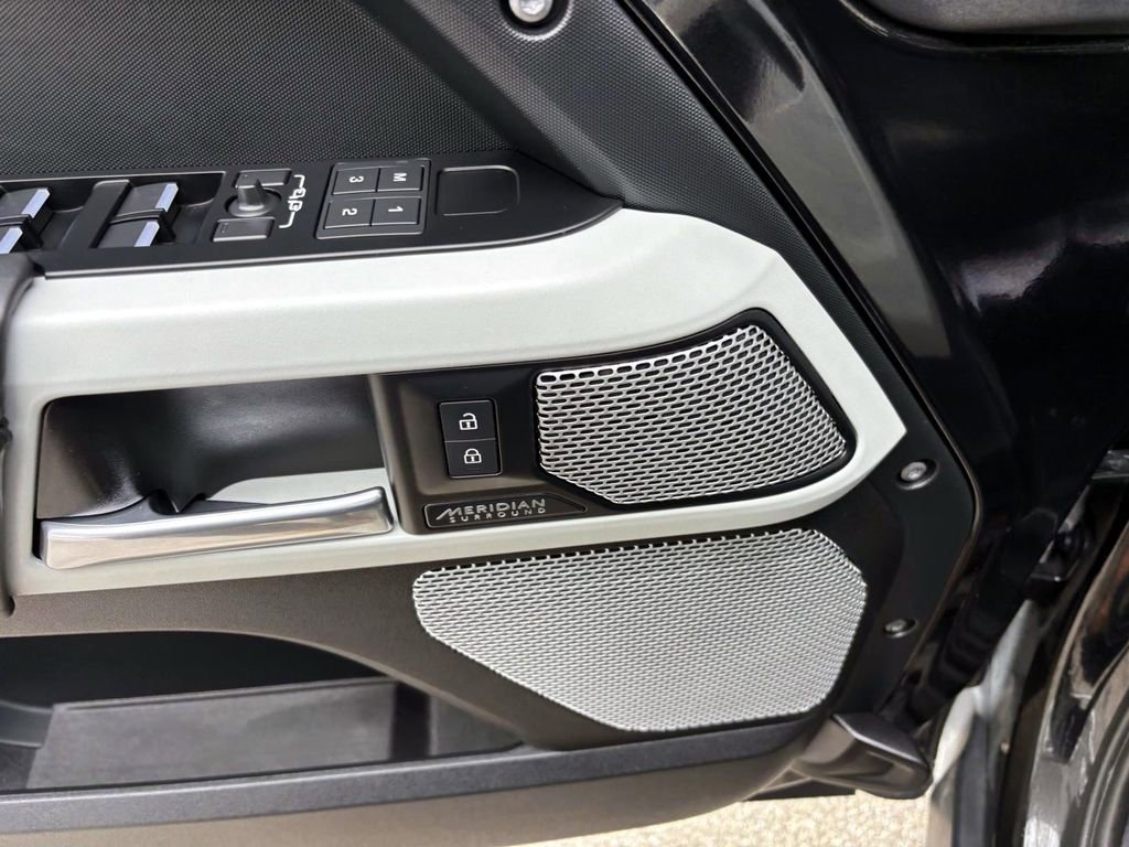 Used 2023 Land Rover Defender 130 X-Dynamic SE image 13