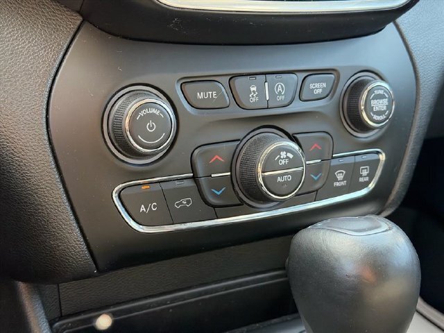 Used 2022 Jeep Cherokee Limited AWD/4WD image 26
