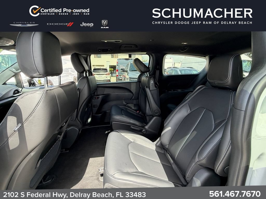 Used 2025 Chrysler Pacifica Select FWD image 12