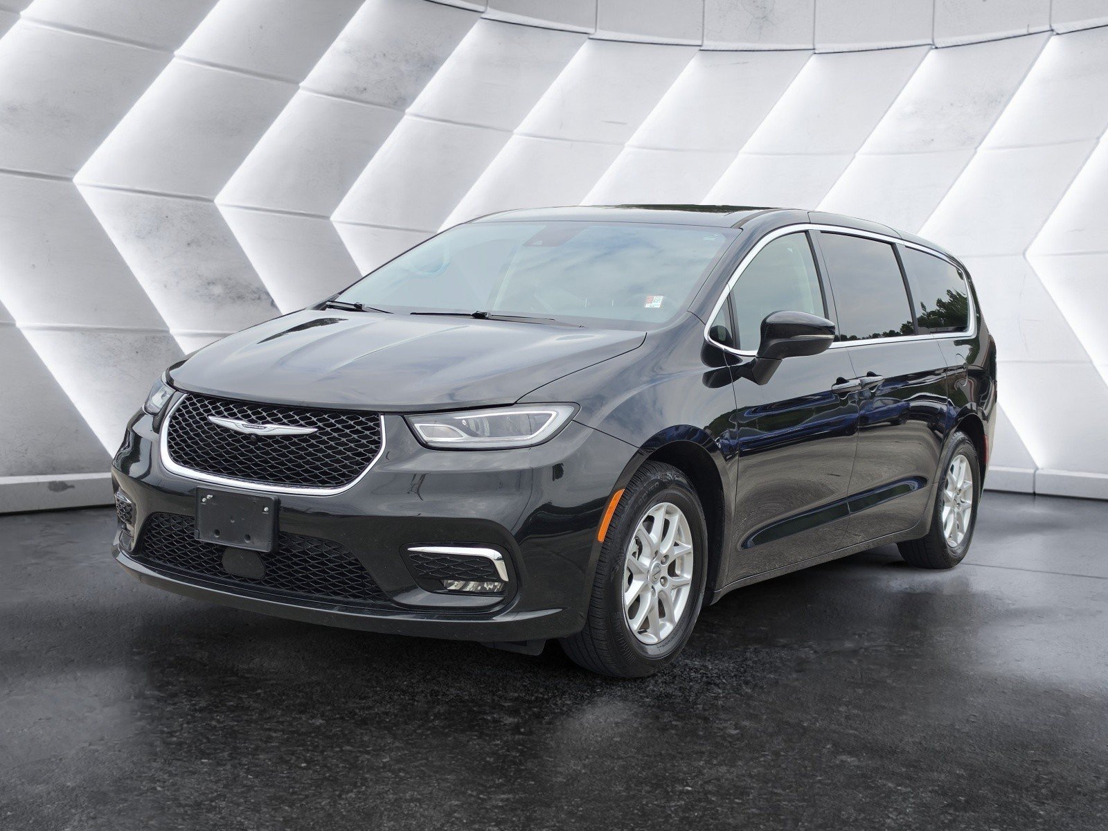 Used 2023 Chrysler Pacifica Touring-L FWD image 6