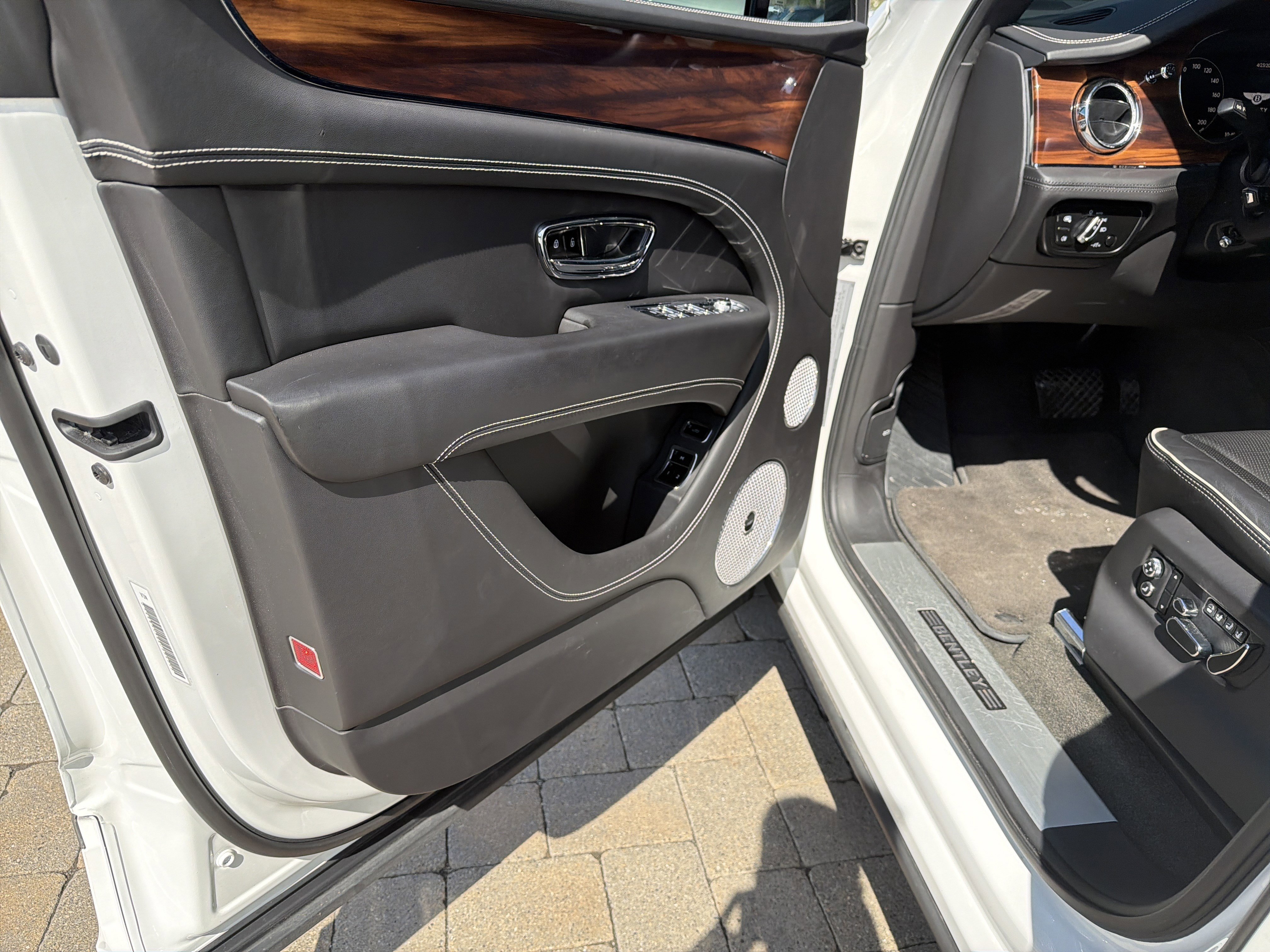 Used 2021 Bentley Bentayga AWD/4WD image 12