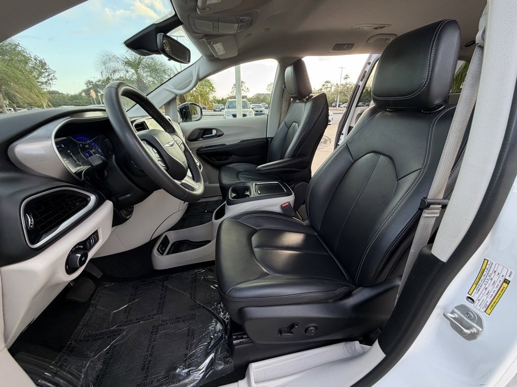 Used 2024 Chrysler Pacifica Touring-L image 23