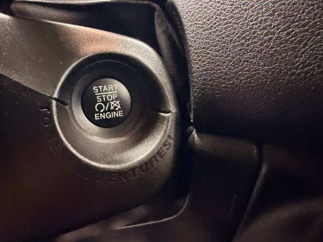 Used 2018 Jeep Renegade Latitude AWD/4WD image 37