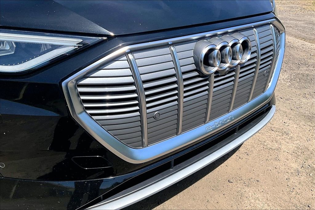 Used 2019 Audi e-tron Prestige w/ Prestige Package AWD/4WD image 32